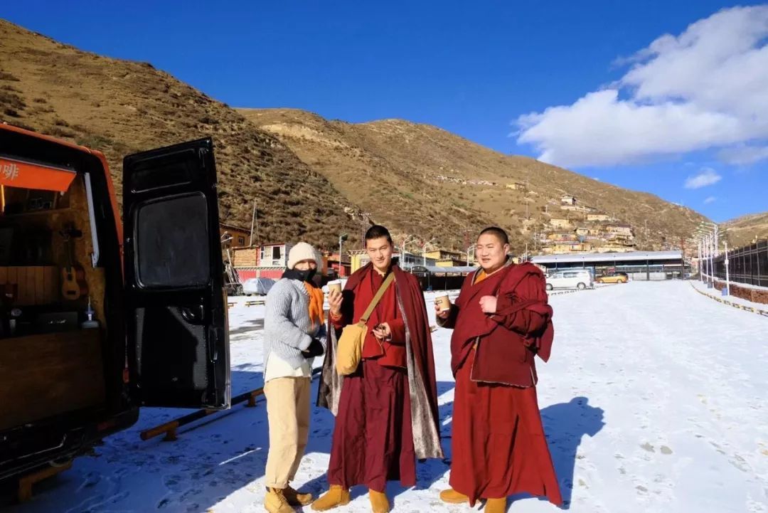 广州男孩改装了一辆公路咖啡车，一路向西把咖啡卖到了西藏