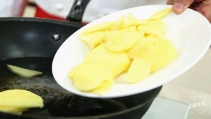 简单几招就让土豆华丽变身,这种美食学到就是赚到