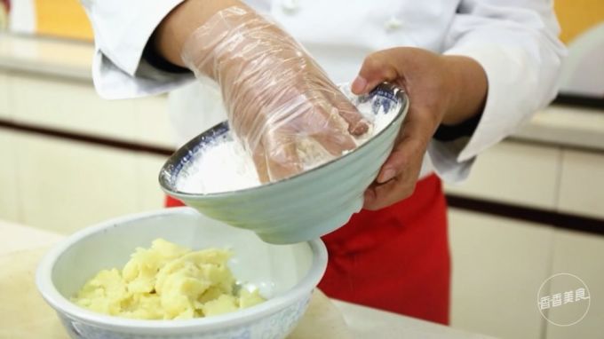 简单几招就让土豆华丽变身,这种美食学到就是赚到