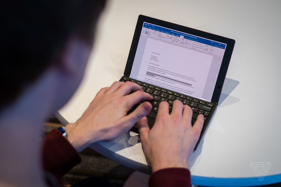 联想折叠屏笔记本 ThinkPad X1 Fold 亮相 CES 2020，预计年中开卖