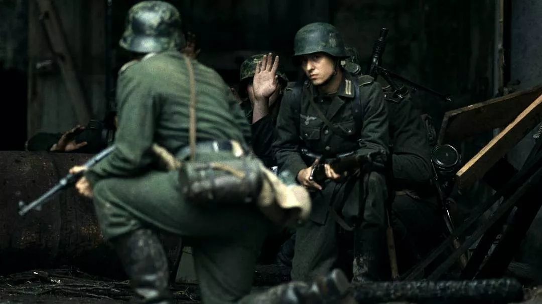 战争片,于是顺着脑海里的画面想到了之前看过的一部剧:《我们的父辈》