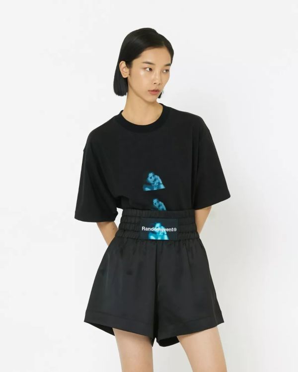 潮闻快食 | Burberry释出AirPods豹纹保护套;Randomevent发布2020春夏LOOKBOOK