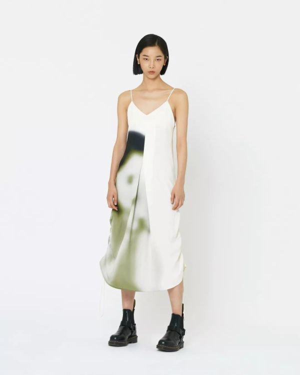 潮闻快食 | Burberry释出AirPods豹纹保护套;Randomevent发布2020春夏LOOKBOOK
