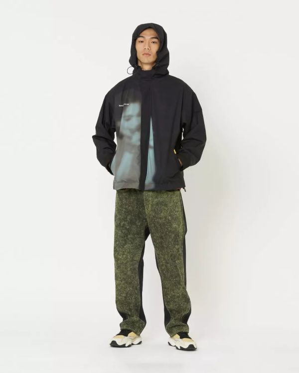 潮闻快食 | Burberry释出AirPods豹纹保护套;Randomevent发布2020春夏LOOKBOOK