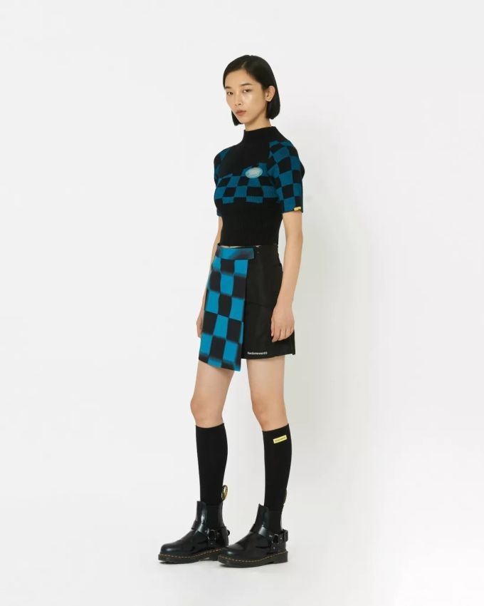 潮闻快食 | Burberry释出AirPods豹纹保护套;Randomevent发布2020春夏LOOKBOOK
