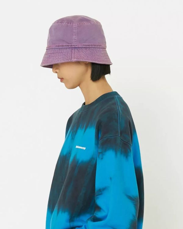 潮闻快食 | Burberry释出AirPods豹纹保护套;Randomevent发布2020春夏LOOKBOOK