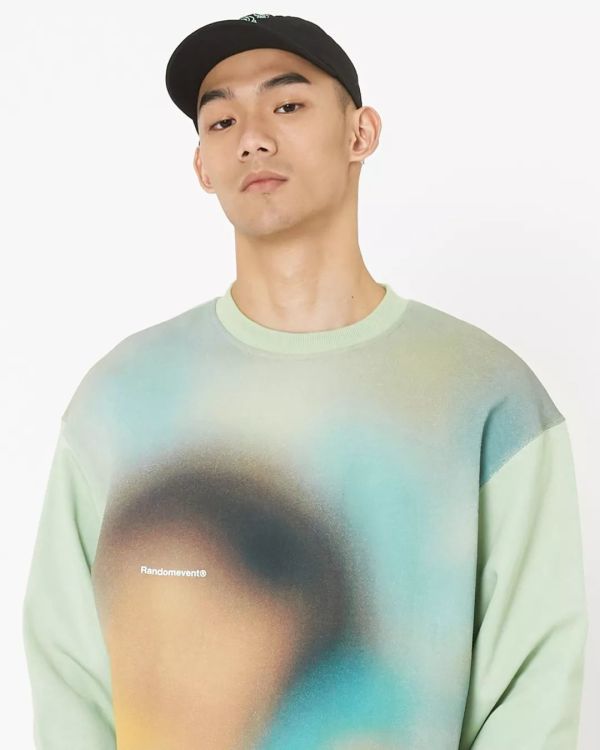 潮闻快食 | Burberry释出AirPods豹纹保护套;Randomevent发布2020春夏LOOKBOOK