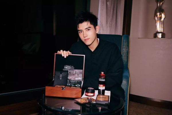 潮闻快食 | Burberry释出AirPods豹纹保护套;Randomevent发布2020春夏LOOKBOOK