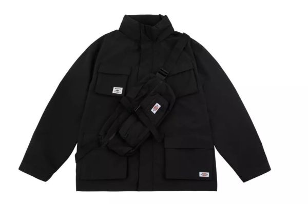 潮闻快食 | Burberry释出AirPods豹纹保护套;Randomevent发布2020春夏LOOKBOOK