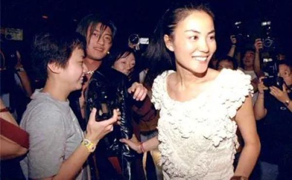 王菲蹦迪视频曝光:我50岁了,还是和18岁一样!