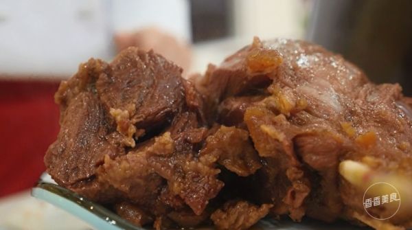 只需一口电饭煲两个步骤,就能轻轻松松搞定卤牛肉