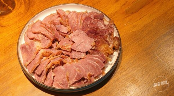 只需一口电饭煲两个步骤,就能轻轻松松搞定卤牛肉