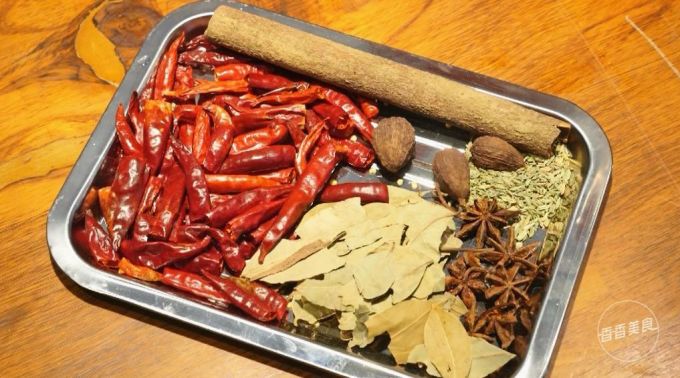 只需一口电饭煲两个步骤,就能轻轻松松搞定卤牛肉