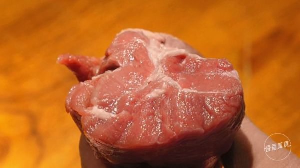 只需一口电饭煲两个步骤,就能轻轻松松搞定卤牛肉