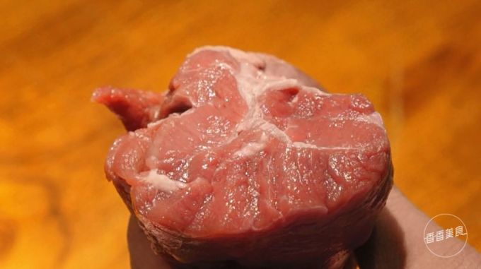 只需一口电饭煲两个步骤,就能轻轻松松搞定卤牛肉