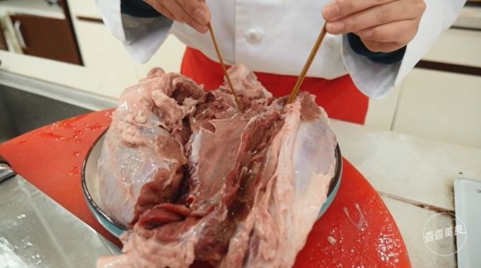 只需一口电饭煲两个步骤,就能轻轻松松搞定卤牛肉