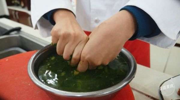 只需一口电饭煲两个步骤,就能轻轻松松搞定卤牛肉