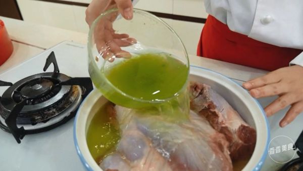 只需一口电饭煲两个步骤,就能轻轻松松搞定卤牛肉