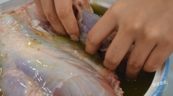 只需一口电饭煲两个步骤,就能轻轻松松搞定卤牛肉
