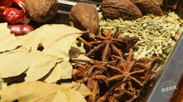 只需一口电饭煲两个步骤,就能轻轻松松搞定卤牛肉