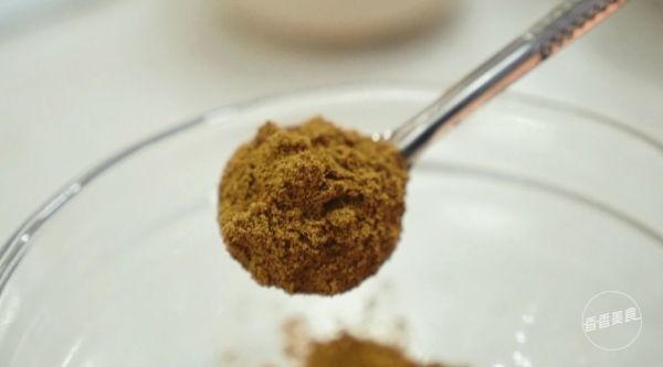 只需一口电饭煲两个步骤,就能轻轻松松搞定卤牛肉