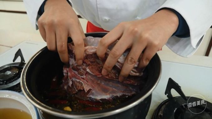 只需一口电饭煲两个步骤,就能轻轻松松搞定卤牛肉