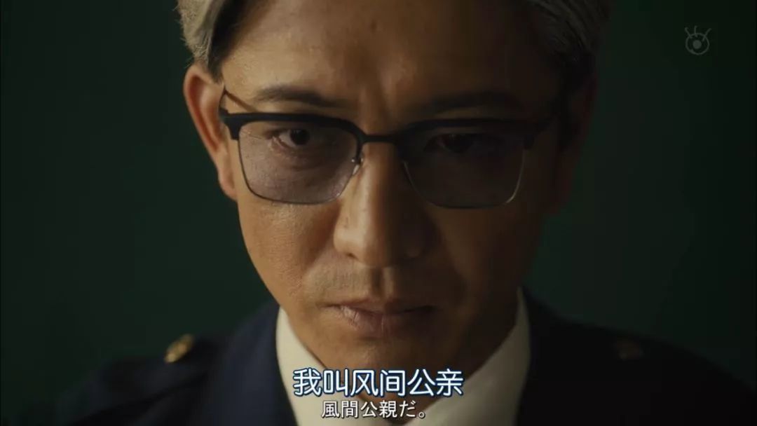 学生,最近迎来了一位新的班主任,也就是木村拓哉扮演的男主,风间公亲