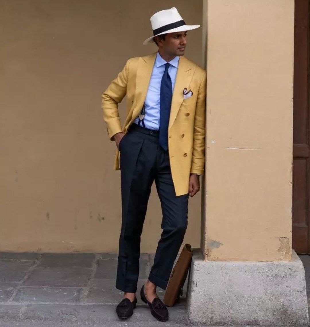 棕色西装最常见的穿法就是配套同色调下装,不过肤色偏深的话选择卡其