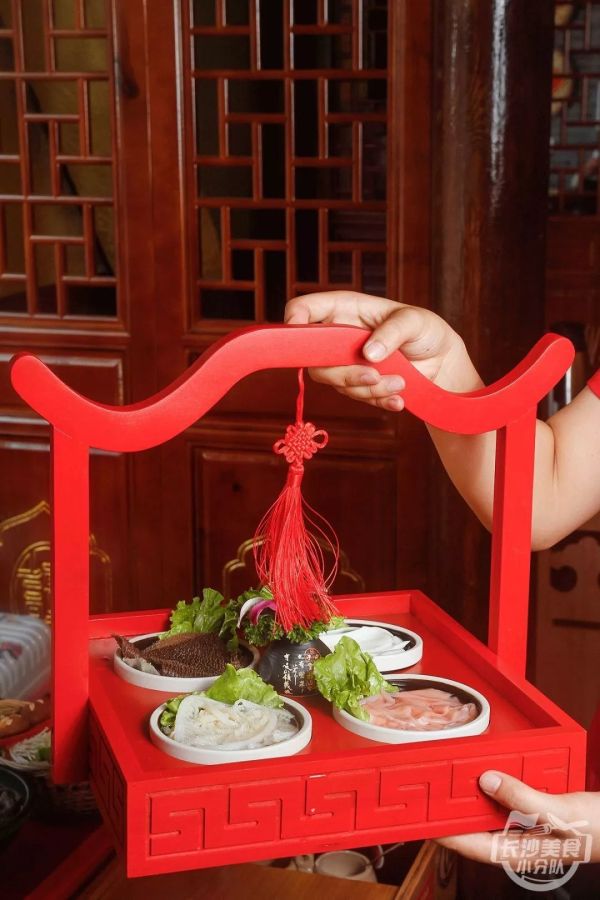 招牌菜品免费吃,无限续!吃完老板还送钱?这家店疯了~