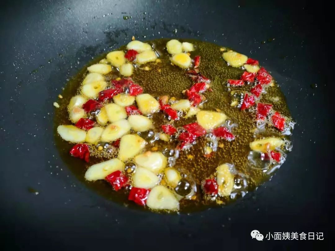 它是天然“降火菜”和香干是绝配，简单一炒鲜香脆嫩，营养美味！