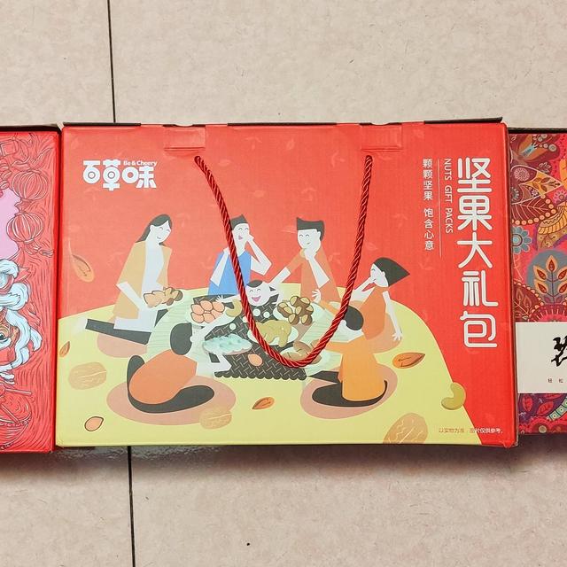 全网热卖的三只松鼠、百草味、俏香阁坚果大礼盒开箱横评---年底走亲访友送哪个，看这里！！！
