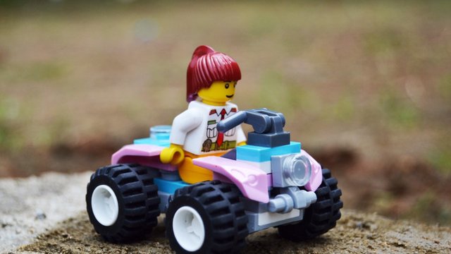 新手妈妈记录萌娃玩具车篇二十五 有了玩具车 娃娃不哭闹 创意玩具 什么值得买