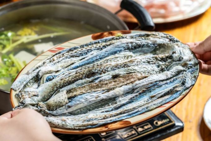 冬季限定的全鱼火锅,想吃赶紧的…