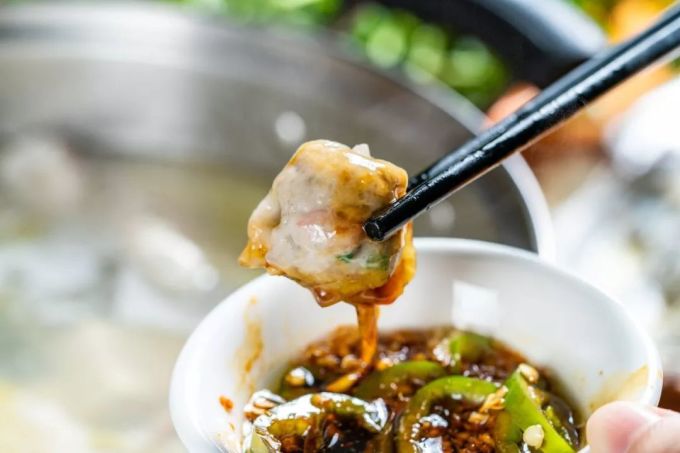 冬季限定的全鱼火锅,想吃赶紧的…