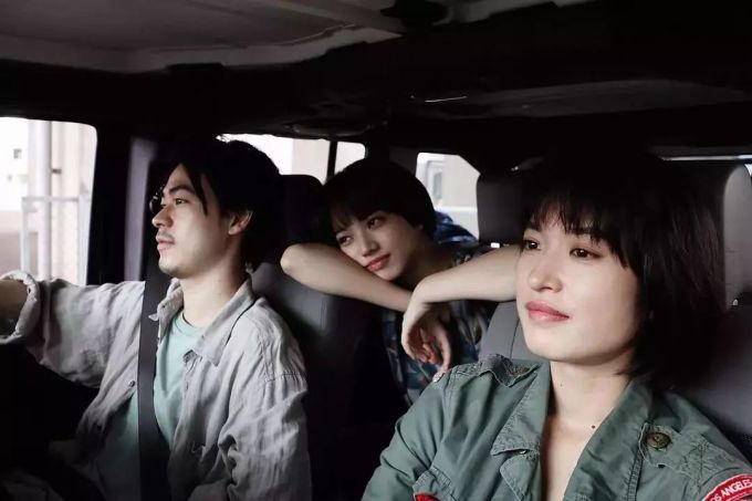 两女一男的三人行,扒光了成年人的感情世界