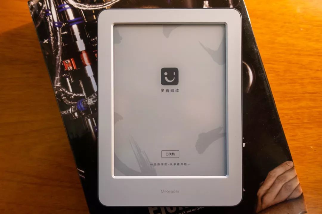 卖 ¥599 的小米电子书比得上 Kindle 吗？不行，但它还是挺香