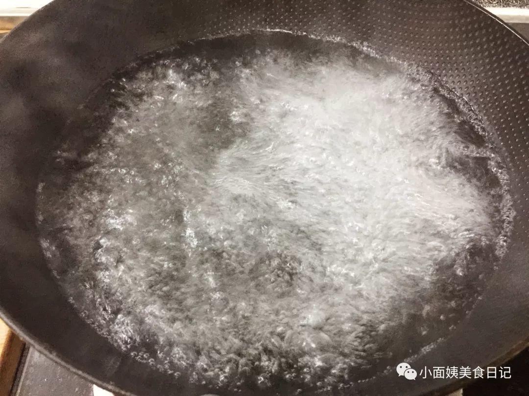 这菜本是今年招待亲戚的压轴菜，结果都来不了，只好自己在家享用 ！