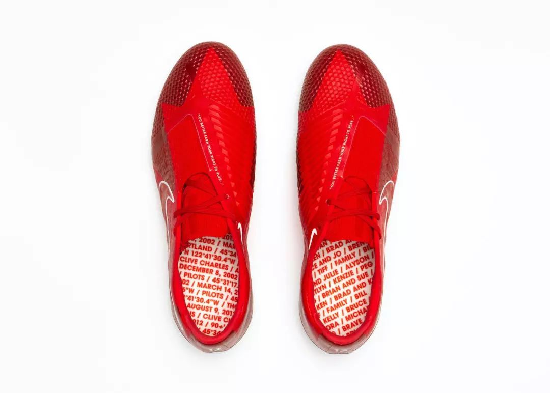 耐克为克里斯汀·辛克莱尔推出特别版Phantom VNM足球鞋