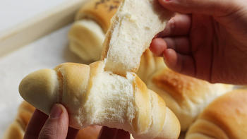 烘焙的那些美好时光 篇七十六：如何轻松做出柔软拉丝的面包？推荐这个简单配方，一次发酵就搞定！ 