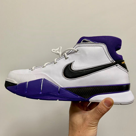 科比 81 分里程碑战靴——Nike Zoom Kobe1