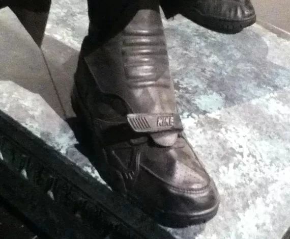 连蝙蝠侠也穿改造球鞋，所以看见这双分趾鞋我一点也不惊奇！