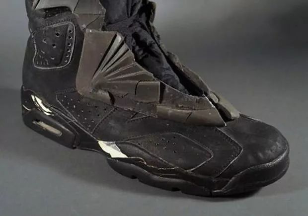 连蝙蝠侠也穿改造球鞋，所以看见这双分趾鞋我一点也不惊奇！