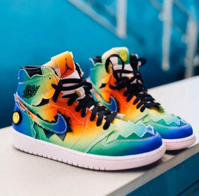 潮闻快食 | J Balvin x Air Jordan 1 曝光,Dior 推出 Oblique 图案 AirPods 保护套