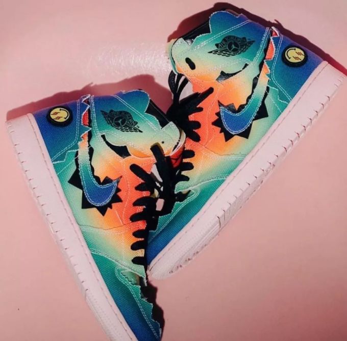 潮闻快食 | J Balvin x Air Jordan 1 曝光,Dior 推出 Oblique 图案 AirPods 保护套