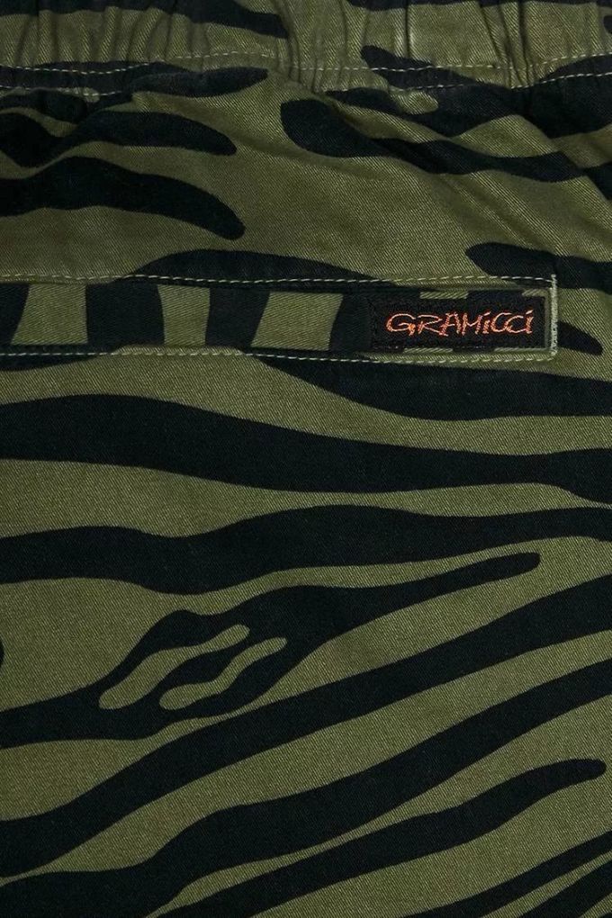 潮闻快食 | J Balvin x Air Jordan 1 曝光,Dior 推出 Oblique 图案 AirPods 保护套
