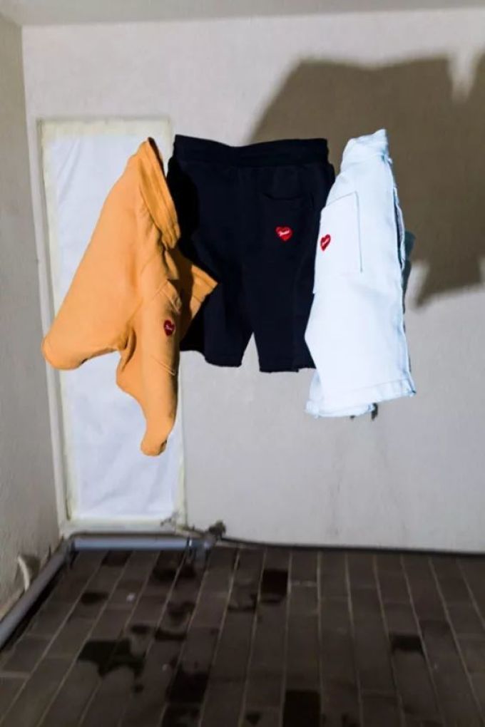 潮闻快食 | J Balvin x Air Jordan 1 曝光,Dior 推出 Oblique 图案 AirPods 保护套