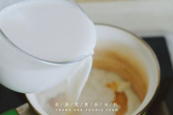 别刷手机了,煮个奶茶不香吗?!