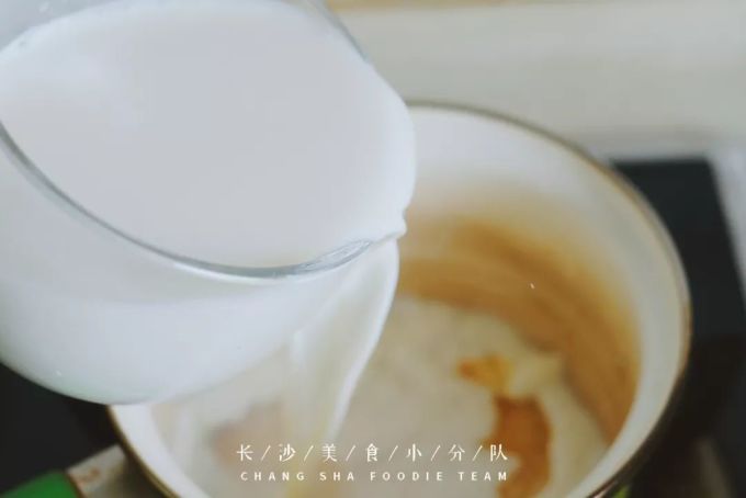别刷手机了,煮个奶茶不香吗?!