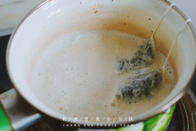 别刷手机了,煮个奶茶不香吗?!