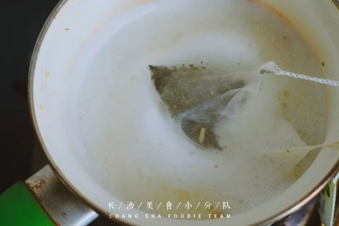 别刷手机了,煮个奶茶不香吗?!